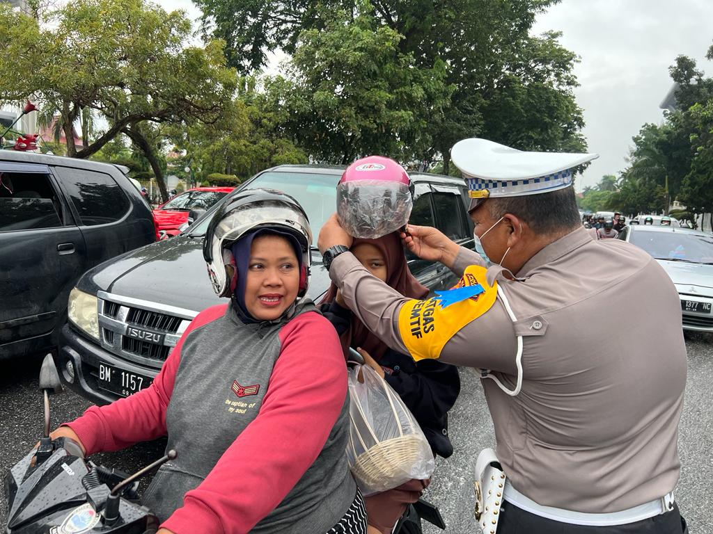 Kampanyekan Penggunaan Helm Untuk Anak, Polresta Pekanbaru Bagikan Helm Kepada Pengendara